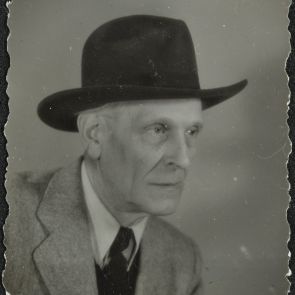 Unknown photographer: Portrait of Ervin Baktay with hat