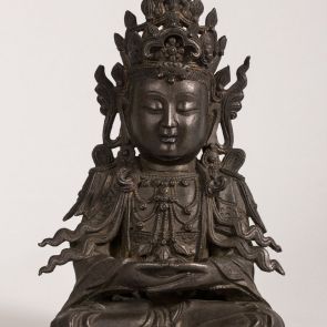 Kuan-jin (szkt.: Avalókitésvara) bódhiszattva meditációs kéztartással (szkt.: dhjána-mudrá)