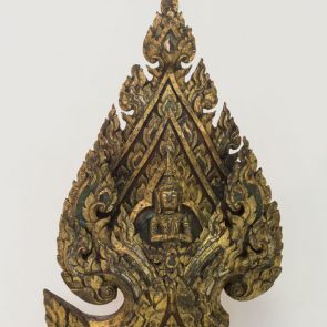 Flame-shaped pediment ornament