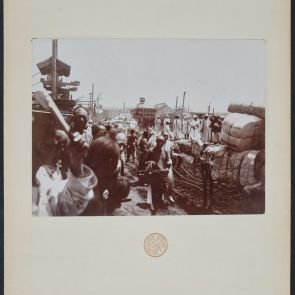 Zsúfolt utcai temetési menet, Peking 1900 körül