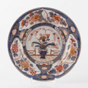Plate with flowers in a vase motif