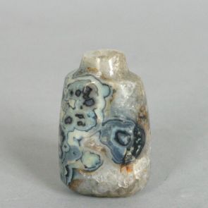 Snuff bottle with broadened base