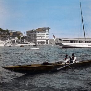 A Tarabjai- (Therápiai-) öböl, előtérben az angol Imogen hajó, háttérben a Tokatlian Hotel