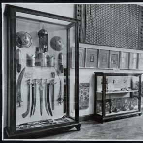 Kiállítási enteriőrfotó indiai tárgyakkal - fekete-fehér fotó