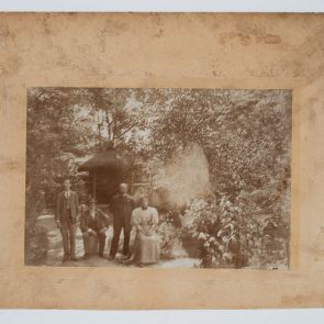 Ferenc Hopp and three guests in front of the Japanese Philagoria and the stone stele in the garden of the Hopp villa