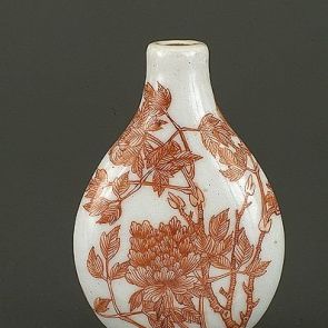 Snuff bottle decorated with a peony bush and a butterfly