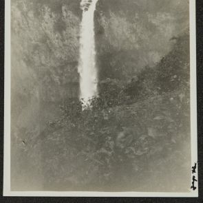 A Kegon-vízesés és sziklái párás időben, Nikko