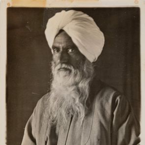 Önarckép, könyvvel és tollal