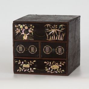 Small cabinet for cosmetics with four drawers (hwajangdae)