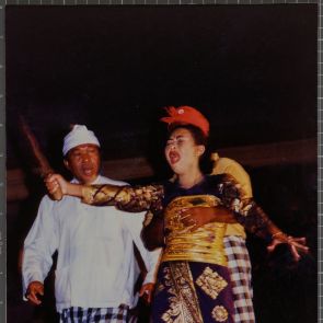 Calonarang előadás során Rangdától megszállva igyekszik a tőrt magába döfni