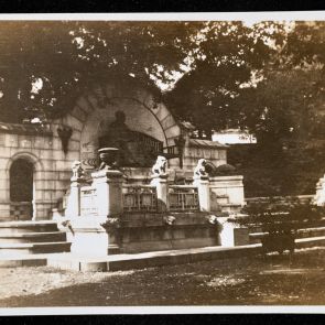 Stepped stone structure with lions, Okura Shukokwan