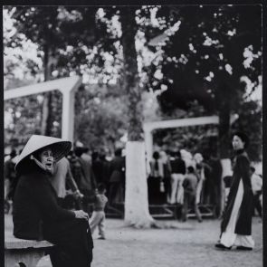 Idős asszony vietnámi kalapban