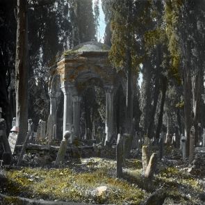 Az üszküdári Karadzsaahmet temető híres lósírja