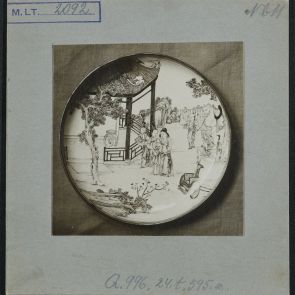 Fém tányér zománcfestéssel (Gr. Zichy Rafaelné gyűjteményéből)