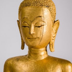 Álló Buddha "tengert lecsendesítő" tartásban