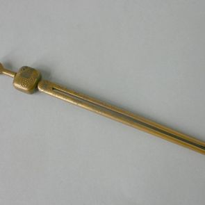Gold lacquer hairpin with plant motifs