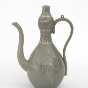 Ewer in the shape of a gourd vase with a narrow neck and a curved psout, decorated with willow and petal motifs