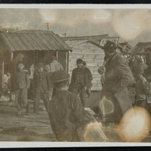 Életkép: Tömeg, utcai jelenet