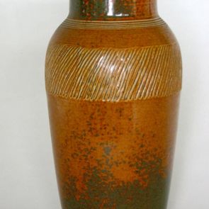 Karcolt díszítésű váza