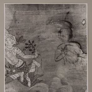 L. 66 ltsz. műtárgy, a Mennyei sztupa imádása című tekercsképről készült restaurálása előtti fotók: Középfelvétel a kép jobb felső részén az előrajzolások áttűnéséről, kiegyenlített fényben és a felület foltosságáról