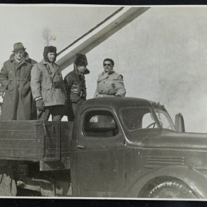 Életkép: Indulásra készen, egy teherautón állva