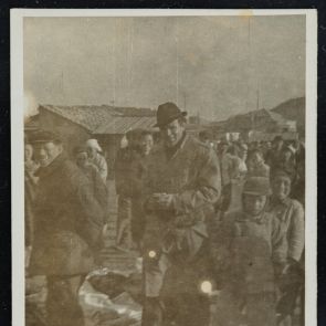 Életkép: Klein István mosolygó járókelők gyűrűjében