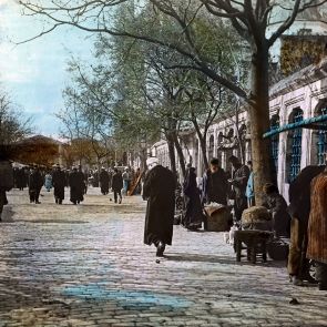 Konstantinápoly. Utcai árusok a Fátih-mecset előtt