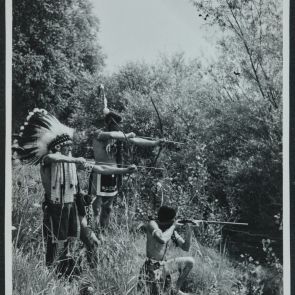 Heverő Bölény, Szürke Sólyom és egy indián célzára emelt fegyverekkel