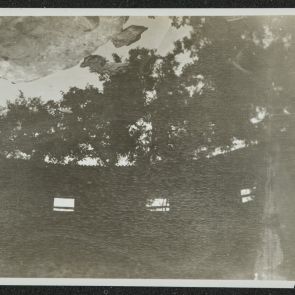 Vízben tükröződő fal és lombok a ”Fekete-tónál”, Peking