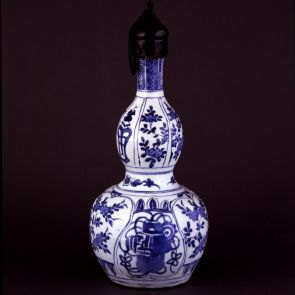 Doublegourd-shaped vase with floral decoration in panels with garlic-shaped metal cover and chain